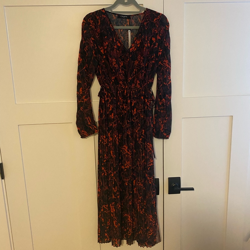 NWT CAARA floral print pleated dress size M. Adjustable waist ties